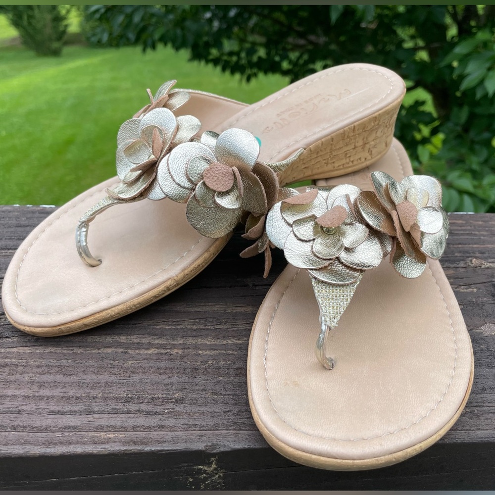 Mariella thong sandals gold flowers, cork heel, size 8